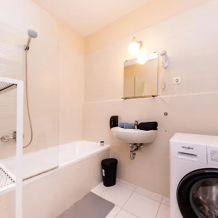 Prime - Modern 1 Bedroom With Parking Included & Balcony