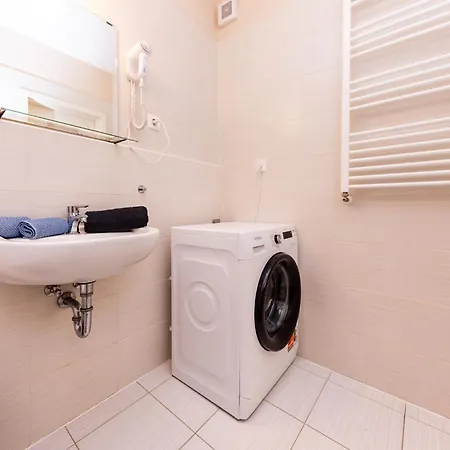 Prime - Modern 1 Bedroom With Parking Included & Balcony דירה *